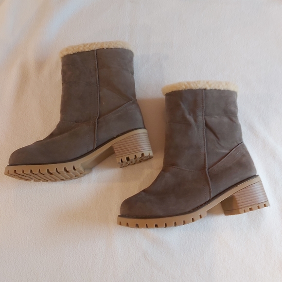 Boots, beige/taupe size 7 faux suede - Picture 2 of 6